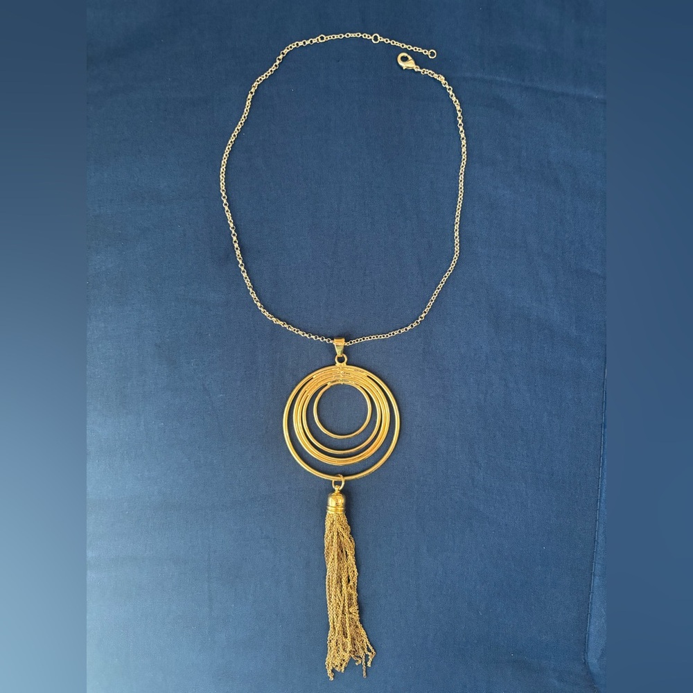 Elegant Gold Circle Pendant Necklace